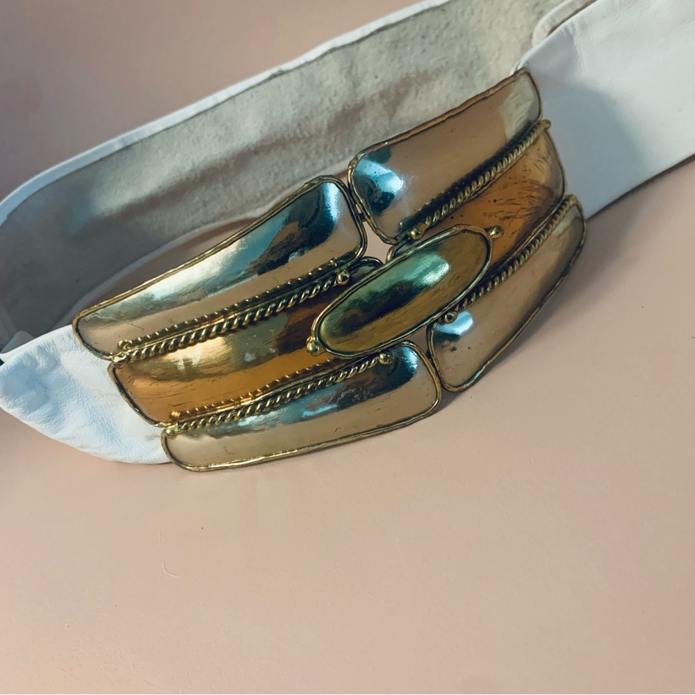 VINTAGE WHITE LEATHER SILVER AND POLISHED BRASS BELT